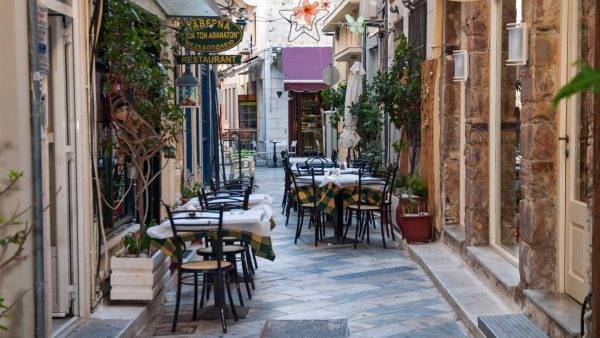 Greece-Syros-Straat-Patio-Restaurant- G Adventures